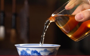 5 loại cốc không nên dùng để đựng nước nóng