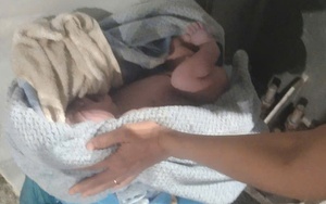 Khánh Hòa: Phát hiện 1 trẻ sơ sinh còn nguyên dây rốn bị bỏ lại tại sân bệnh viện