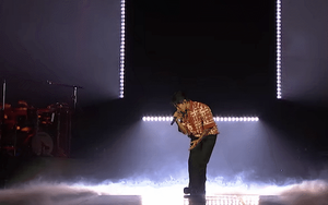 “Đòn trừng phạt” với ca sĩ J hát ca từ phản cảm