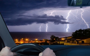 Ngồi trong ô tô có sợ bị sét đánh?