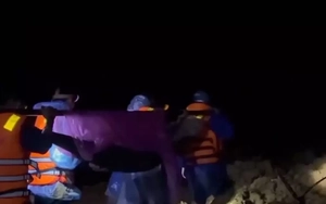 Xuyên đêm vượt 20km đường núi lở, khiêng cáng đưa 3 nạn nhân nguy kịch đi cấp cứu