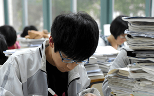 Nam sinh không làm được môn toán, lúc thi văn lại chỉ viết 28 chữ: Kết quả "gây sốc" khi đỗ thẳng vào đại học top đầu