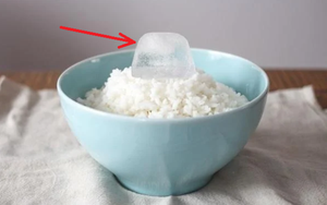 Thường hâm cơm nguội bằng lò vi sóng, tôi hối hận vì 30 năm cuộc đời không biết cách này sớm hơn