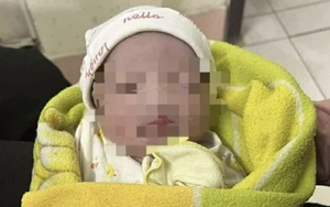 Đưa bé gái sơ sinh bị bỏ rơi trong nhà hoang vào bệnh viện chăm sóc