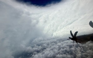 Máy bay bị siêu bão Melissa 'quăng quật' như món đồ chơi