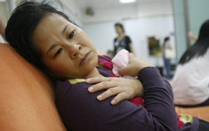 Về nhà lấy tài liệu, con rể bắt gặp mẹ vợ đang ôm con trai mình ở phòng khách: Nghe cả hai nói chuyện, anh sững sờ