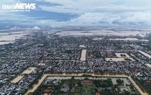 TP Huế hoang tàn, bị rác và bùn bủa vây sau trận 'đại hồng thuỷ'