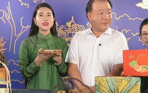 Gây bão TikTok: Cục trưởng Cục QLTT lần đầu xuất hiện trên livestream cùng KOL Hoa hậu Vỉa hè trải nghiệm bánh Trung thu