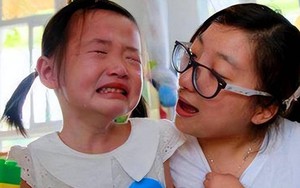 Bé gái 4 tuổi đi học về cứ nói "Cô giáo không thích con", phụ huynh không tin nhưng soi camera xong, tức tốc đến gặp Hiệu trưởng