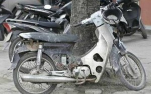 Hàng triệu xe máy cũ kỹ, nhả khói đen mù mịt khắp đường phố: Cấm hay phạt tiền?