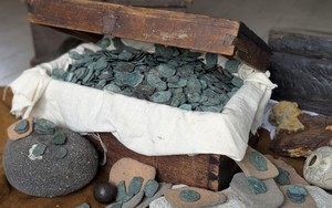 Máy xúc tìm thấy kho tiền trị giá 1 triệu USD