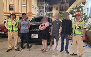 Tài xế bán tải hùng hổ lao xuống đấm tài xế xe tải sau va chạm giao thông