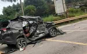 Ô tô con bị vò nát sau chạm với xe đầu kéo, 4 người thương vong