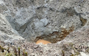 Hố sụt rộng 100m² bất ngờ xuất hiện ở Tuyên Quang