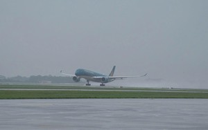 Hà Nội tiếp tục cảnh báo mưa dông, đã có 17 chuyến bay đến Nội Bài phải bay vòng chờ trên không