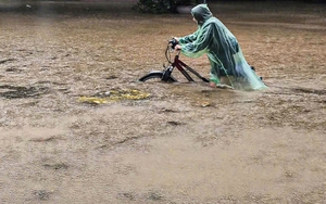 Vì sao chỉ trong 1 tuần Hà Nội 2 lần gặp mưa lớn khủng khiếp gây ngập diện rộng?