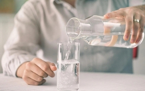 Uống hơn 10 lít nước/ngày vẫn khát "cháy họng", người đàn ông Hà Nội đi khám, sốc khi biết nguyên nhân