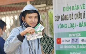 Người hâm mộ xếp hàng dài, chờ hơn 3 giờ mua vé xem tuyển Việt Nam