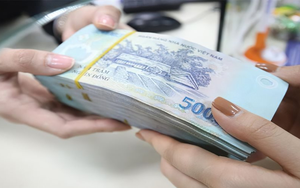 Lương tháng 13 triệu đồng nhưng kế toán chuyển nhầm 4,5 tỷ, bị kiện thì tòa án phán không cần trả lại, nam nhân viên trúng lớn