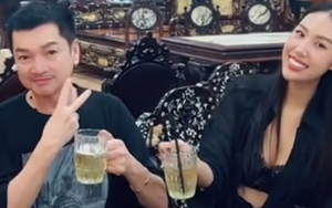 Vợ kém 37 tuổi của Quang Minh gây tranh cãi khi kéo áo để lộ rõ bra trước ống kính