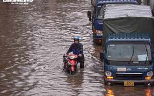 Đường phố ngập sâu, người Hà Nội bì bõm lội nước đi làm rồi bất lực quay về
