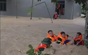 Ròng dây thừng giải cứu 5 người trong gia đình mắc kẹt giữa dòng lũ xiết