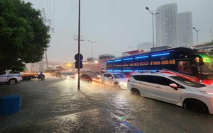 Nóng: Hà Nội xảy ra mưa dông ở nhiều nơi, cảnh báo ngập ở hàng loạt tuyến phố