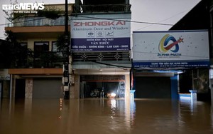 Tiếp tế gần 200 suất ăn cho người dân vùng ngập ở Thái Nguyên trong đêm