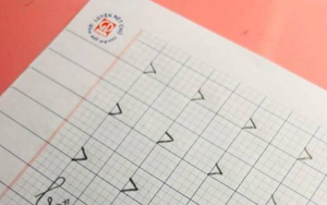 Chỉ một chữ viết sai trong vở học sinh lớp 1, cả cộng đồng mạng xôn xao: Phen này bố ghen "nổ mắt"!