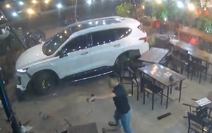 Clip: Thanh niên lao ô tô vào quán nhậu sau mâu thuẫn, 1 người tử vong