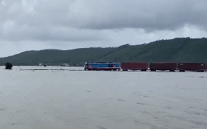 [CLIP] Tàu hỏa chạy "đường thủy" - cảnh tượng ngàn năm có 1 ở Thanh Hóa