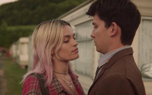 Xem Sex Education, tôi chợt nhớ đến trang giấy trắng trong cuốn lưu bút mà con gái không cho xem vì "Nó chỉ dành cho một người thôi"