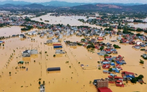 Con gái bật khóc tìm cha mẹ già mất liên lạc giữa tứ bề ngập lụt