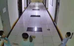 Bất ngờ số tiền gia đình bé trai chơi ném dép dẫn tới hỏng 2 thang máy phải bồi thường