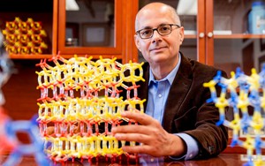 Lập cú đúp giải thưởng VinFuture và Nobel, GS từng là người tị nạn: "Cha mẹ tôi gần như không biết chữ"