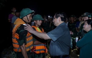 Nước lũ tràn nền đường sắt, người dân phải sơ tán, Thủ tướng trong đêm đến hiện trường