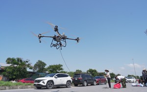 Dùng drone chuyển thuốc cho bé 4 tháng bị sốt cao giữa tâm lũ