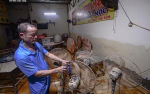 Mất điện sang ngày thứ ba, dân Thái Nguyên chạy máy phát dọn nhà sau lũ