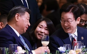 Tổng thống Hàn Quốc nâng ly rượu gạo chào đón các quan khách dự APEC