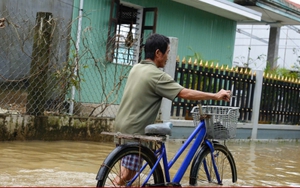 Số người chết do mưa lũ ở Huế tiếp tục tăng, gần 6000 ngôi nhà còn bị ngập