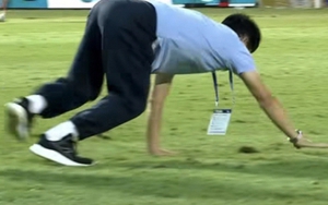 Độc lạ HLV Hoàng Anh Gia Lai bò trên sân ăn mừng cầu thủ ghi bàn ở V.League