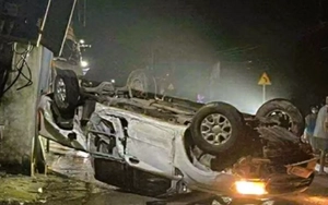 Ô tô bán tải lật ngửa va vào xe máy, vợ chồng giáo viên thương vong