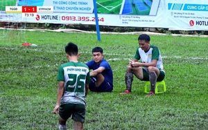 Mang ghế nhựa vào ngồi giữa sân, cầu thủ Việt Nam nhận án phạt nghiêm khắc