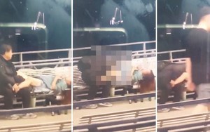 Cặp đôi "thân mật" trên ghế bị người đi đường dùng điện thoại ghi hình và thông báo từ chính quyền