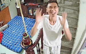 Ông bố vội vàng bật dậy, nhảy cẫng như đứa trẻ khi nghe tiếng con gái gọi qua camera