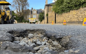 Phát minh có thể làm rung chuyển ngành xây dựng: Nhựa đường thêm ‘chất phụ gia’ cứng hơn thép 200 lần, giải quyết gọn ổ gà, nứt gãy