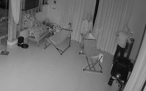 CLIP: 2 đối tượng bịt mặt, cầm hung khí đột nhập vào nhà dân trộm hơn nửa tỉ đồng