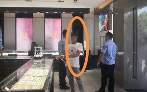 Cậu bé bán 413 cây vàng của nhà lấy 21 tỷ, bo người môi giới 770 triệu, mẹ kiện ra tòa đòi lại - người này đáp: "Đây là khoản tiền hợp pháp"