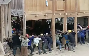 Tin được không: 200 người làm “thần đèn” di chuyển thành công ngôi nhà nặng 6 tấn đi 30m, chủ nhà khẳng định “Không ai lấy tiền công”