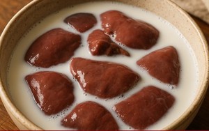 Vì sao làm pate phải ngâm gan với sữa?